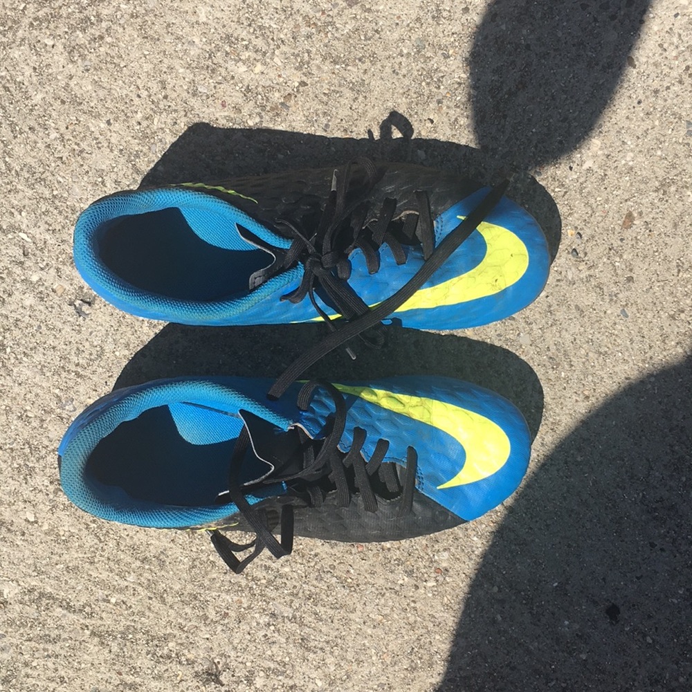 Girls Nike soccer cleats. Y5